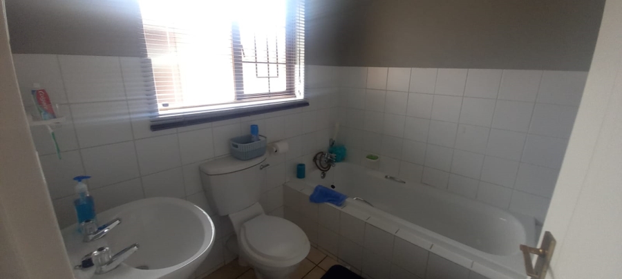 2 Bedroom Property for Sale in Langenhovenpark Free State